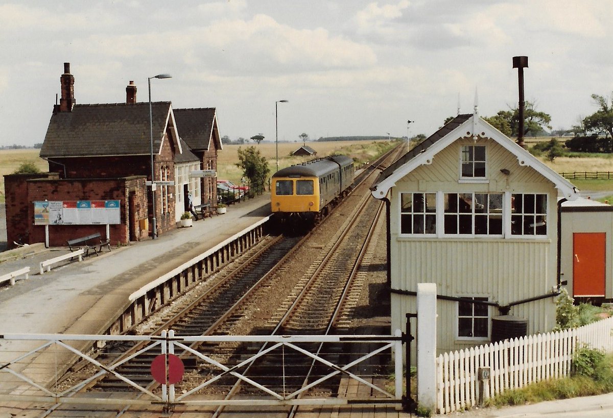 SalopianLyne's tweet image. Habrough Station 12th August 1982
Lincoln Depot's Class 105 Cravens 2-car DMU set 51278+56472 departs on the 12:43 Doncaster to Cleethorpes service
Level Crossing gates already opened for road traffic
#BritishRail #Habrough #Class105 #DMU #Doncaster #Cleethorpes #trainspotting 🤓