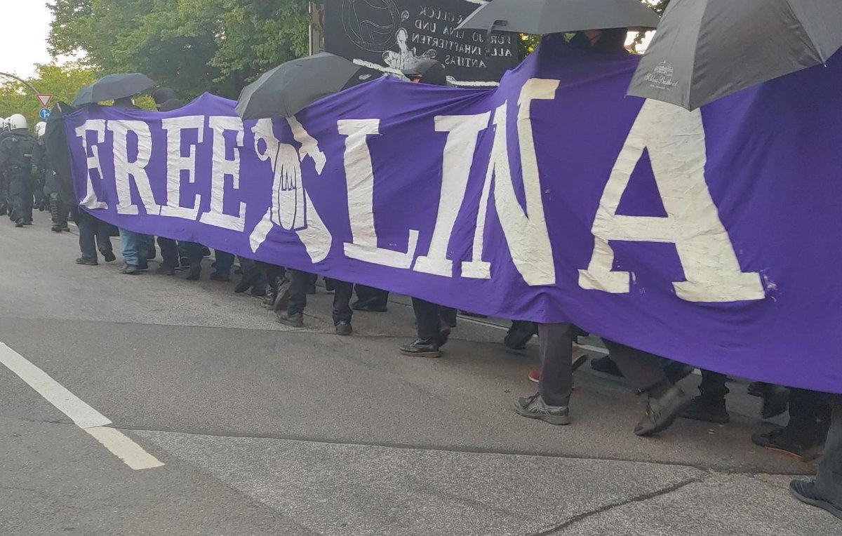 In #Hamburg trugen zum #TagX 2500 Antifas ihre Wut auf die Straße in Solidarität mit den Genoss*innen im #AntifaOst Prozess 🔥✊

Nazis bekämpft man mit allen Mitteln!
Konsequenter Antifaschismus bleibt notwendig & legitim!

#FeeAllAntifas #FreeLina #AntifaHH #NoNazisHH #HH3105