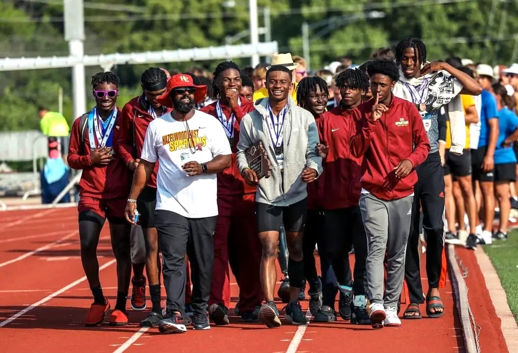HazelwoodSD's tweet photo. Congrats to the five student-athletes at East High who will be adding their name to the school’s wall of fame after winning a state championship in the 400-meter dash and the 4 x 400-meter relay. The team also finished fourth overall! #HSDProud

Read more: https://t.co/8kd0LMd2Nr https://t.co/odh5mFdcvk