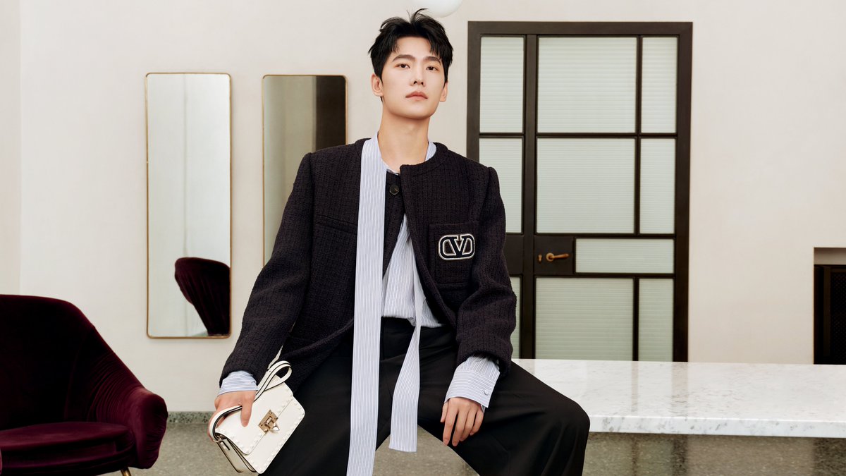 Inside Valentino’s Roman HQ, Brand Ambassador #YangYang embodies the vision of the brand for an all-new shoot featuring must-have, streamlined #MaisonValentinoEssentials pieces from #ValentinoUrbanFlows