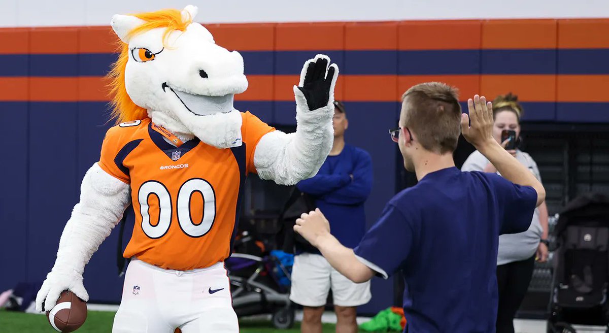 5280Miles's tweet image. Made some new friends yesterday. 🤜🤛

#PLAY60 x @SpecOlympicsCO