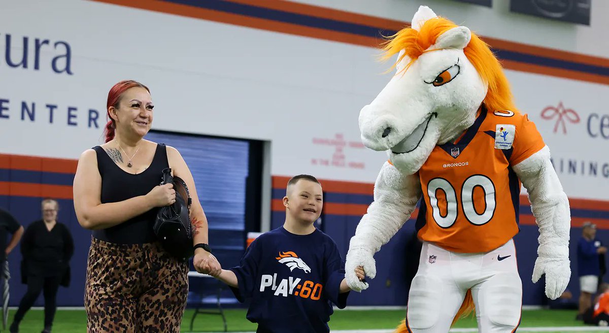 Made some new friends yesterday. 🤜🤛

#PLAY60 x @SpecOlympicsCO