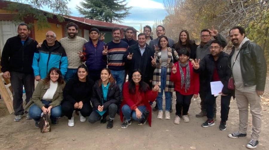 VPopularMza's tweet photo. ¡Necesitamos un gobierno que dinamice la producción!
Junto a @omarparisi,@lucasilardo,@marisaucedaok, @JUANCHIGTT y @CarimeMercadoo, nos reunimos con vecinxs de cooperativas y mutuales de vivienda.
📷@GiulianaRomera y Marcos Doña
#LaHoradeTuCasa #Lista50C
#SanCarlos #Mendoza ✅✌️ https://t.co/jgtPQoG1XJ