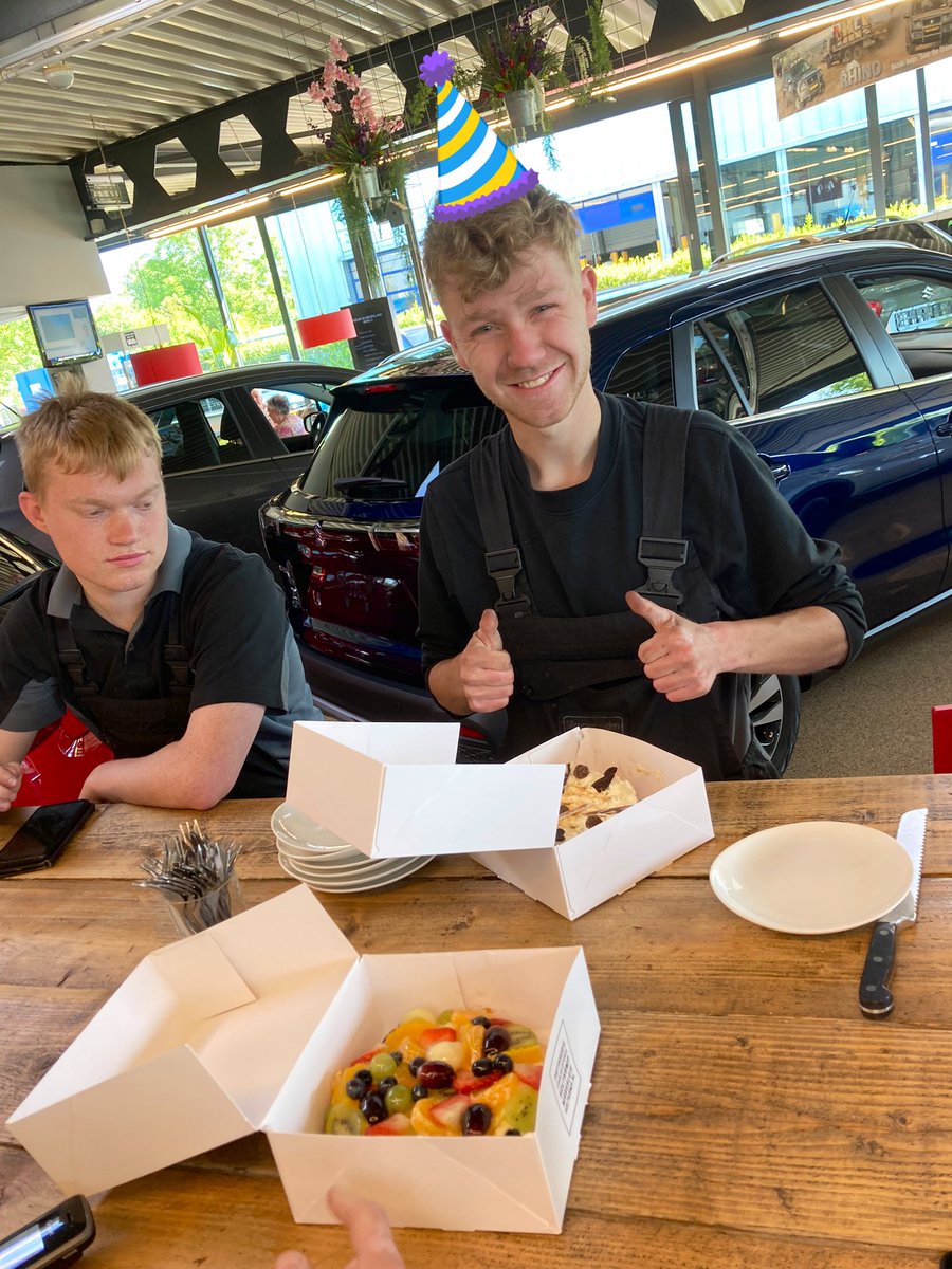 VARIBV's tweet photo. Taart - Mike is jarig -hieperdepiep https://t.co/tK1YEitPRN