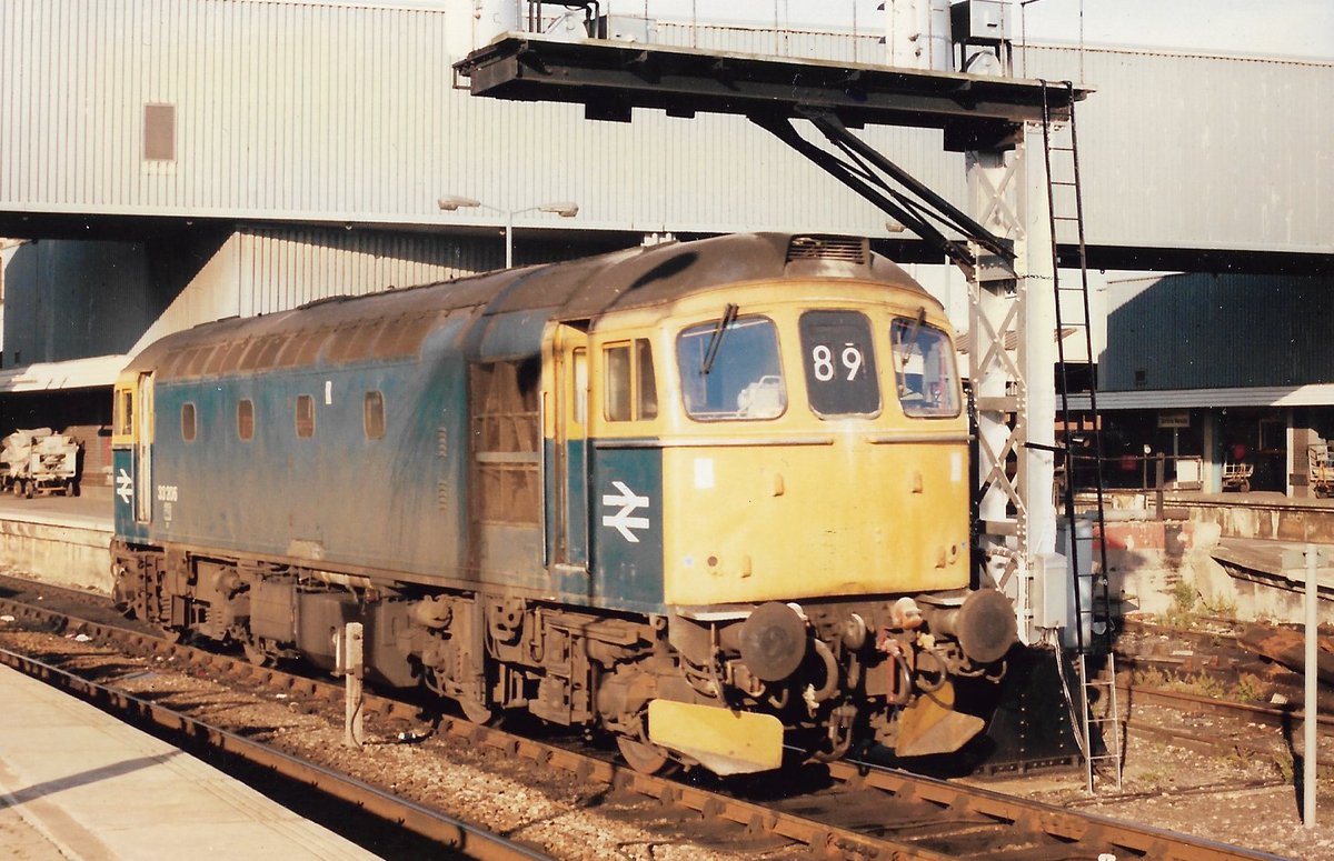 Bristol Temple Meads station 4th August 1987
Slim Jim with Snowploughs in the Summer Sunshine!
British Rail Class 33/2 diesel loco 33206 awaits its next turn on the Cardiff-Bristol-Portsmouth Harbour workings
#BritishRail #Class33 #Bristol #BRBlue #BRCW #trainspotting 🤓