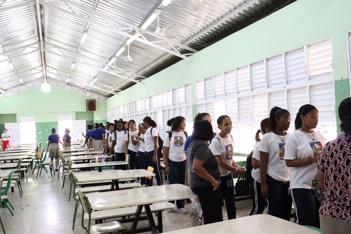 ahfrepdom's tweet photo. Desde #AHFRepDom visitamos el Liceo Unión Panamericana🏫, ubicado en Distrito Nacional, donde se realizó un taller informativo👩🏻🏫 para despejar las dudas de estudiantes con respecto a sus periodos🩸
#NoMásEstigma
#MHDay28May
#EducaciónMenstrual
@GirlsActIntl https://t.co/dBEDjI9r8O
