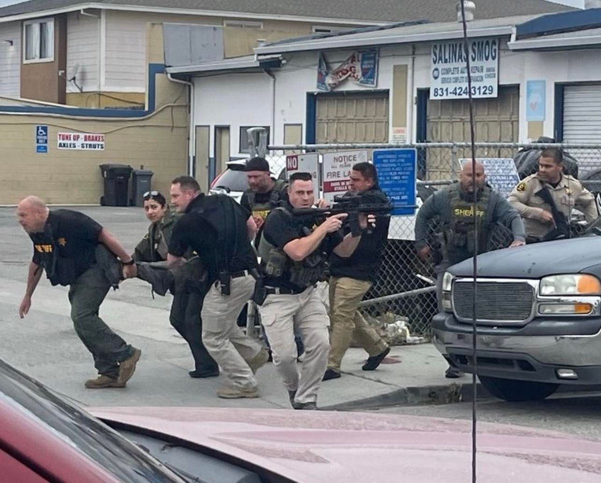 If the phrase, “I am my brother’s keeper” had a photo, it would be this.
Photo and caption via: @projecthumanize -
“Members of the Monterey County Sheriff's Office evacuate a member of their team who was shot earlier today while responding to a call that resulted in shots
#thread