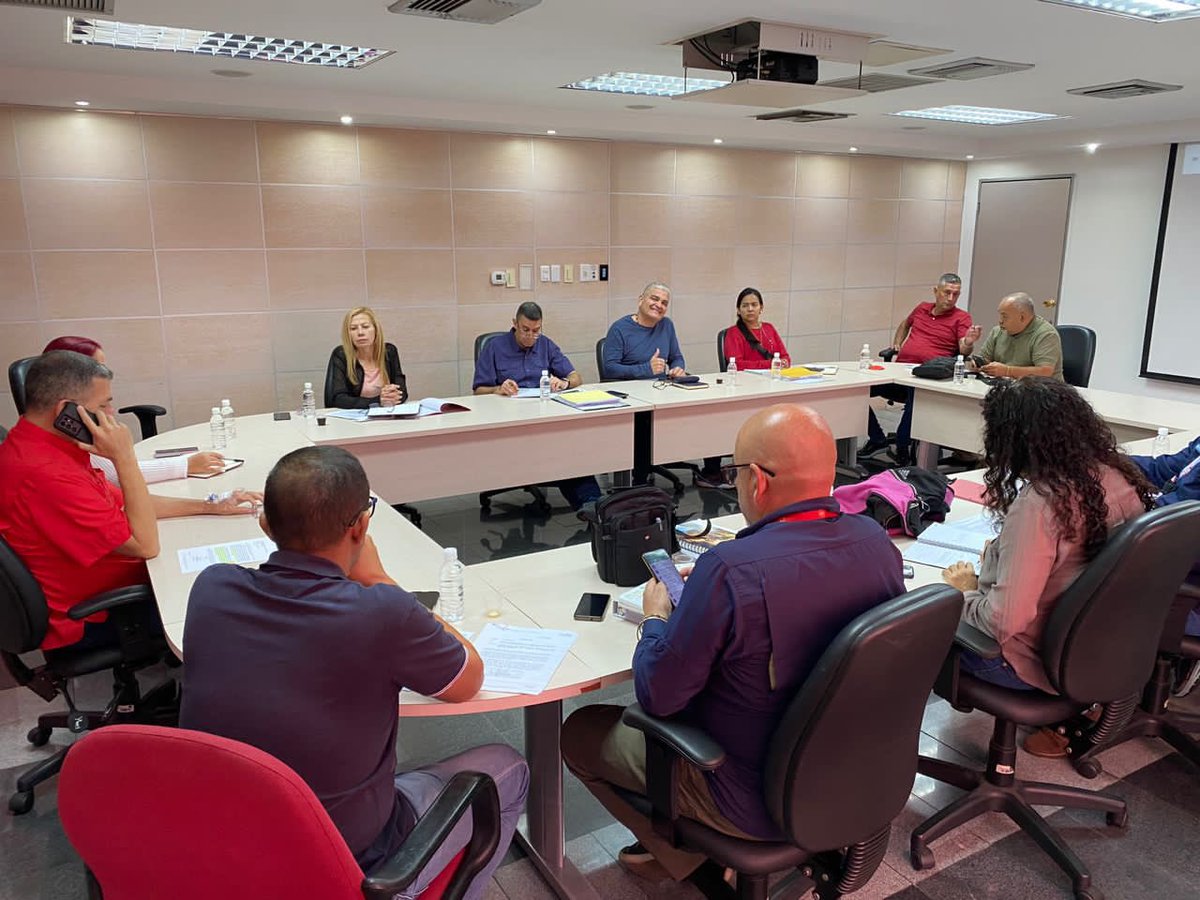 metro_caracas's tweet photo. #31May El pdte del @metro_caracas, MG @duboulayperozo; encabezó una reunión de trabajo con el tren gerencial de la empresa, evaluando las acciones para el mejoramiento del sistema.
#ElSurRenace https://t.co/ICs3YBNuV7