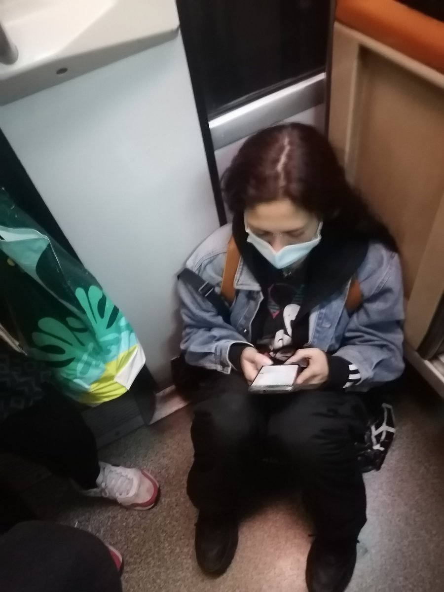 DuranBari's tweet photo. @metrodesantiago @CNNChile @biobio sigo subiendo fotos que en todo horario no imoorta si es hora baja o punta, gente sin cultura... Saqué fotos y suba, a ver cuantos ven esto, o solo soy yo🤨 https://t.co/dFX0DHIkmA