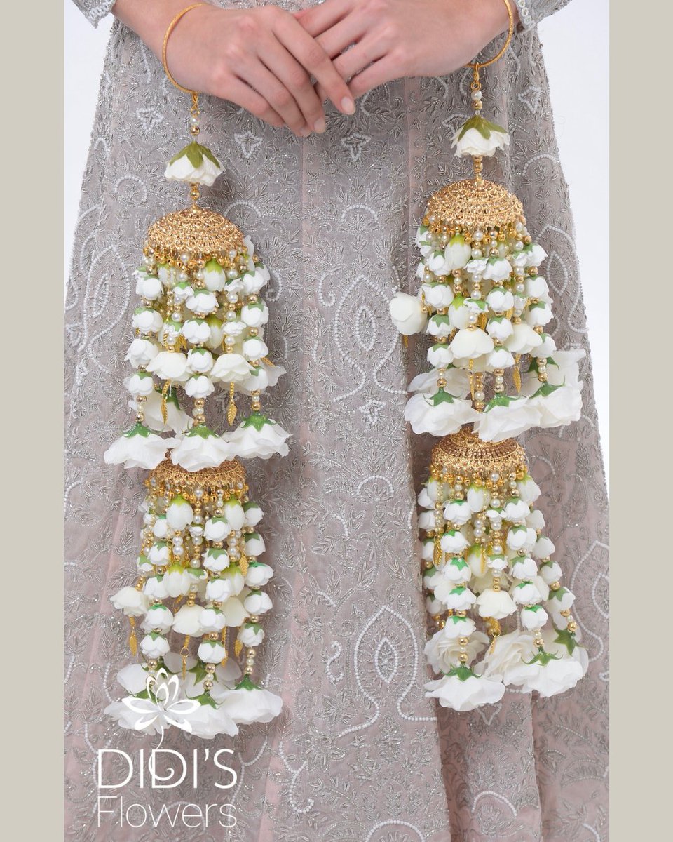 These intricately designed and handcrafted kaleeras are a symbol of love, joy, and prosperity. Available in our online shop!

l8r.it/3F7m

#didisflowers #kaleera #kaleere #chuda #choora#indianweddinginspiration #mumbaiwedding #mumbaiweddings
#weddings2023