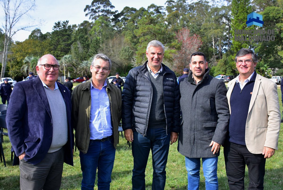 MuniMaldonado's tweet photo. 🔹El alcalde en funciones, Carlos Sommerer participó junto a la concejal Raquel Meneses del reconocimiento por actuaciones  destacadas a funcionarios policiales y de la Guardia Republicana por la Jefatura de Policía de Maldonado. 

#cercanoynuestro https://t.co/5tUMv9VU2t