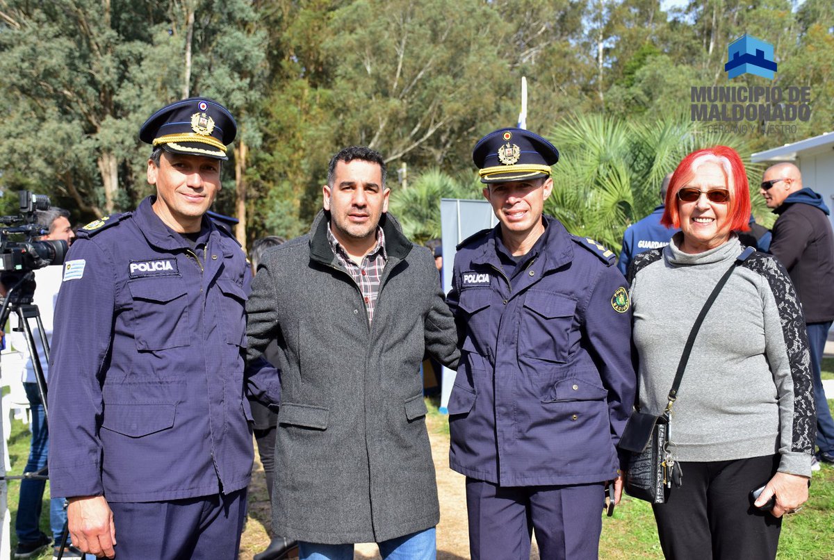 MuniMaldonado's tweet photo. 🔹El alcalde en funciones, Carlos Sommerer participó junto a la concejal Raquel Meneses del reconocimiento por actuaciones  destacadas a funcionarios policiales y de la Guardia Republicana por la Jefatura de Policía de Maldonado. 

#cercanoynuestro https://t.co/5tUMv9VU2t