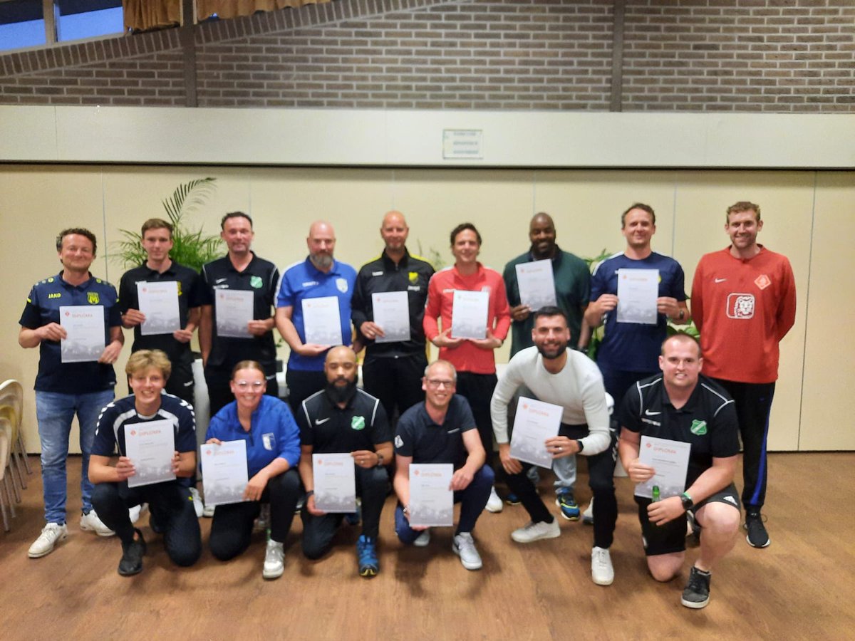 Vanavond namens <a href="/KNVBOost/">KNVB Oost</a>  aan een mooie groep deelnemers het diploma 'Juniorentrainer' uit mogen reiken. Dik verdiend. Complimenten ook aan <a href="/SpTeuge/">Sportclub Teuge</a> voor de gastvrijheid en organisatie!