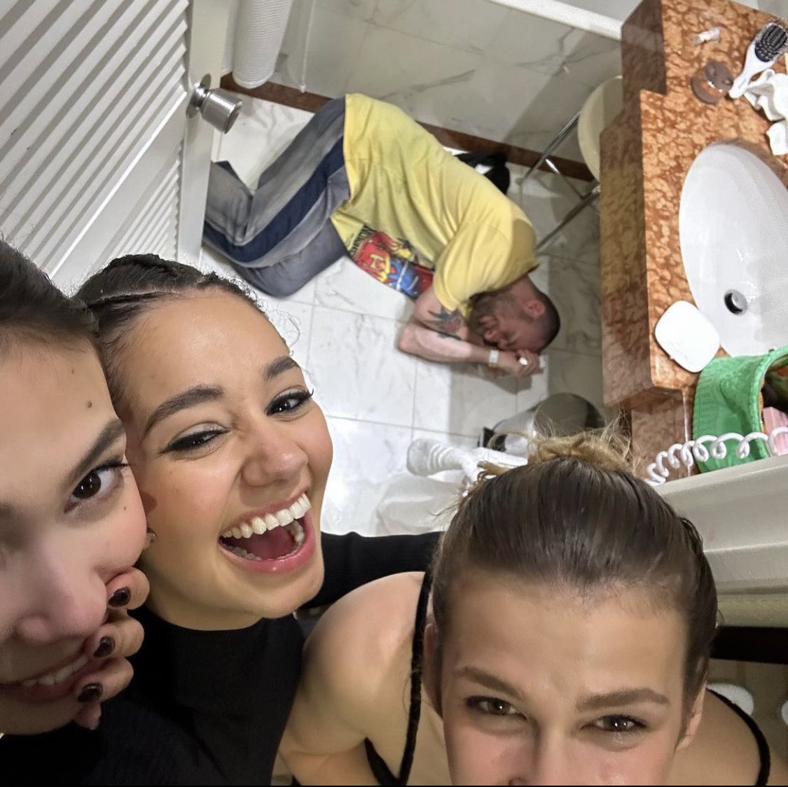 snowykaru's tweet photo. CETTE PHOTO JAI TROP DE CHOSES À DIRE ???????????
1- SQUEEZIE BALD ERA?????? mon reuf comment ça t’as plus de cheveux jss choquée 
2- CHLOÉ ????? ma reine enfin sur son compte purée 
3- léna et solene 🫶 https://t.co/2LehLRvkO6