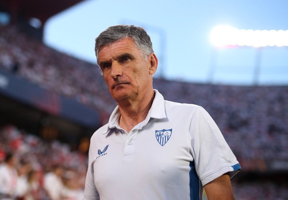 Mendilibar debutó en la Europa League como entrenador del Sevilla con 62 años. En sus dos primeras eliminatorias tumbó al Manchester United y a la Juventus de Turín. Ahora gana su primer título europeo contra la Roma. Un obrero del fútbol. Tremendo.