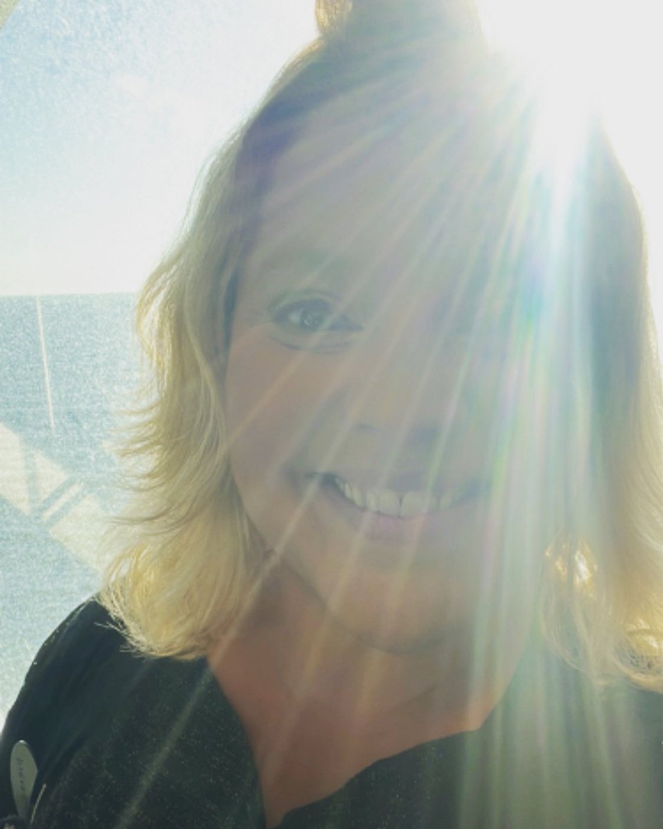Sunshine in my heart and in my world.So grateful for being healthy,here,singing and doing what I love and hopefully sprinkling some love in the world,song by song.
#artist #singer #songwriter #songwriting #music #voice #musicismylife #musician #liveitright