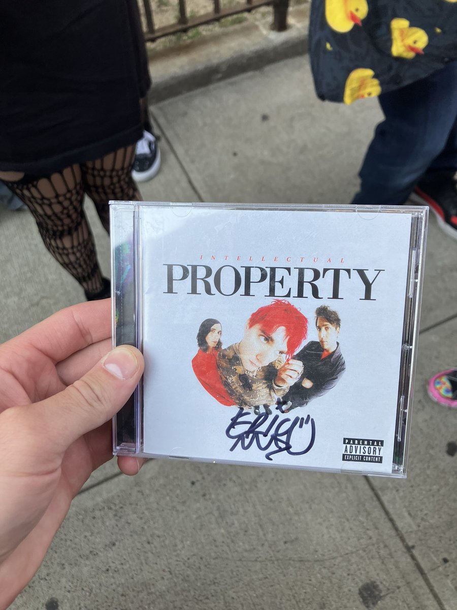 HeartAttackMane's tweet photo. “Can you sign this” https://t.co/nRJ79X8isl