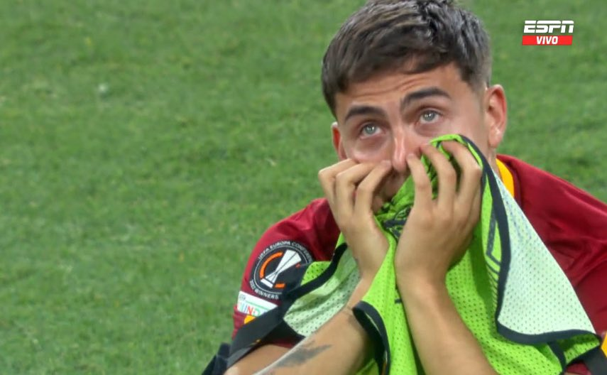 Paulo Dybala, llorando luego de perder la final de la Europa League. 💔