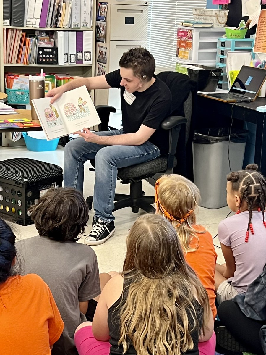 Petes_Diary's tweet photo. Had fun being a “Mystery Reader” at #ThompsonElementary in Lake Villa today.
@LakeVilla41
@petedank 🎸📚 https://t.co/noZLFXClFs