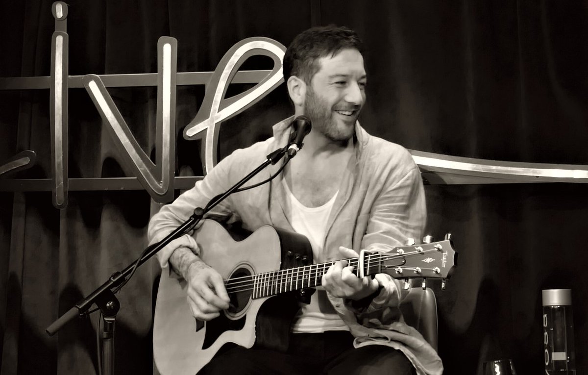 Matt_Cardle_AG's tweet photo. 📸 This week’s #FlashBackFriday foto has Matt Cardle chatting to fans between songs #happymatt #pizzaexpresslive #2022 #MattCardle https://t.co/HOrh0hi3Rx