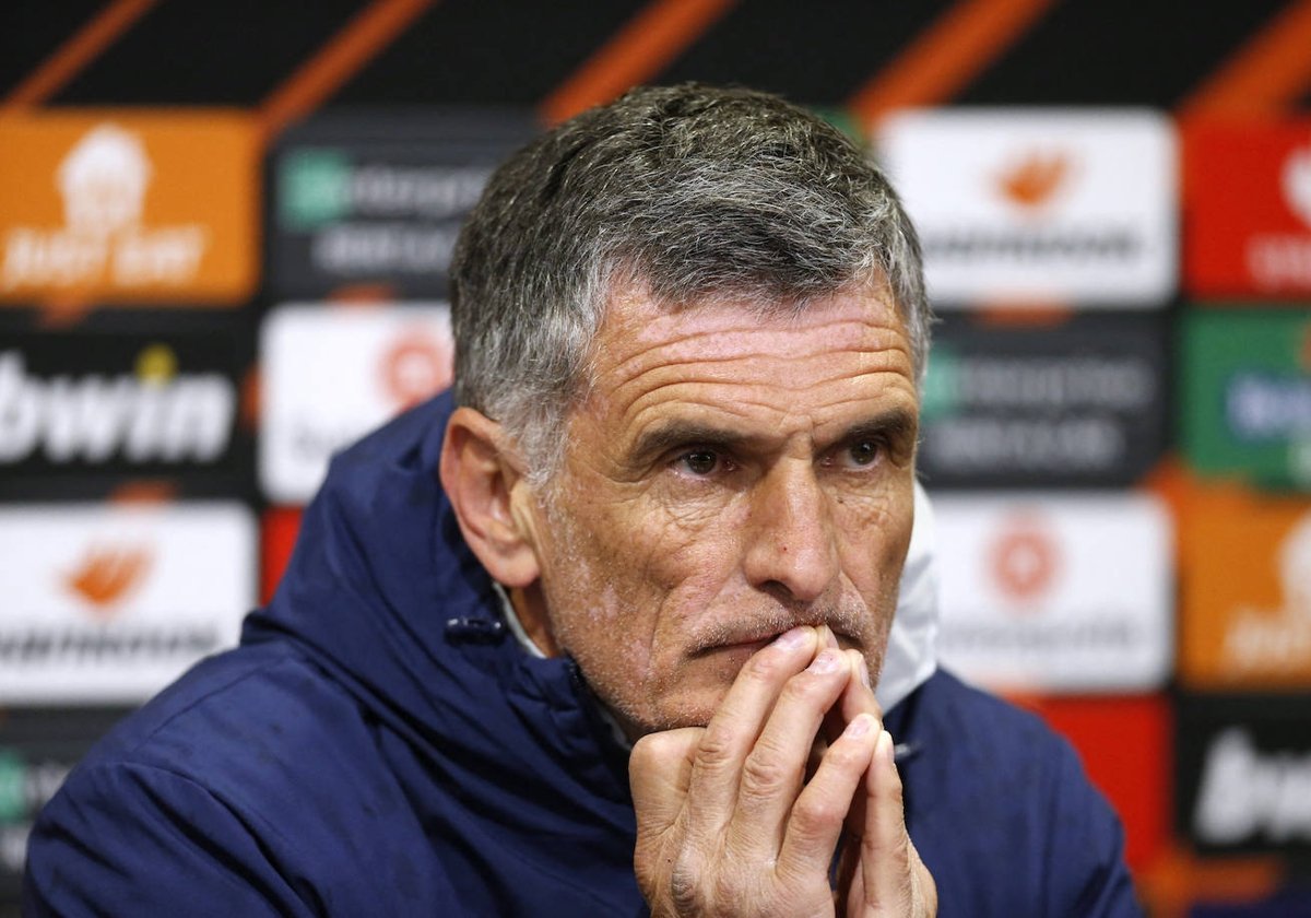 rubenzurdoalda's tweet photo. 30 años de carrera...

...Viene al Sevilla a apagar un fuego muy gordo...

...Lo apaga y encima gana la Europa League.

Solo hay buenas palabras para este señor. 

Enhorabuena, Comandante Mendilibar 🫡🫡 https://t.co/tS5CgkOqH1