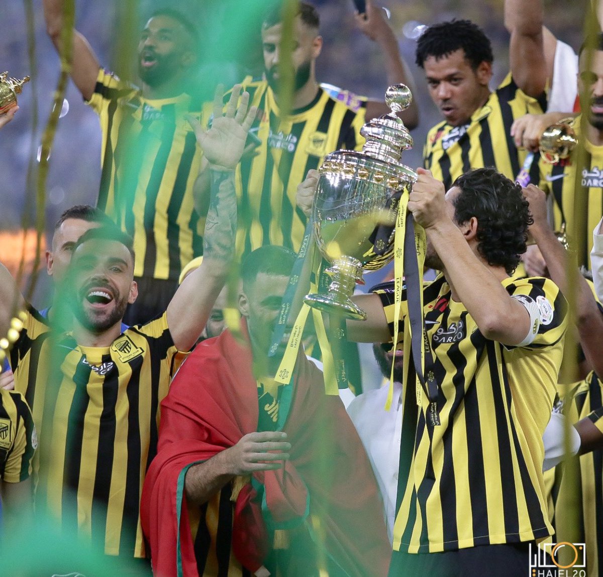 haiel20's tweet photo. السلام عليكم ورحمة الله وبركاته 
صور تتويج #الاتحاد بالدوري 💛🖤

#بطل_الدوري_الاستثنائي_العالمي 
 #الاتحاد_بطل_الدوري_2023 https://t.co/2VD1C6YP4x