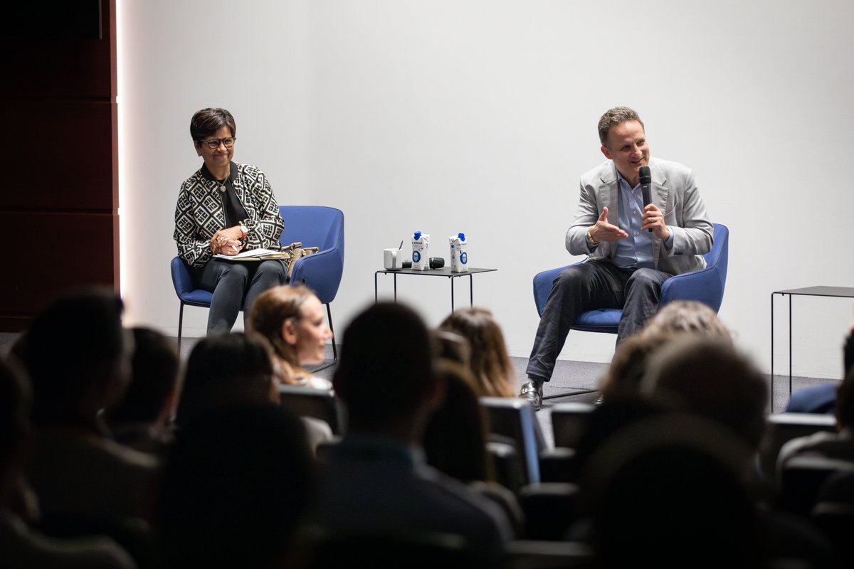 I’m delighted to be back in Europe this week, meeting with our customers and the <a href="/awscloud/">Amazon Web Services</a> crew. Had a chance to talk with the team in France about the strong growth we are seeing there. Love seeing the vibrant Day 1 culture here! 

I also had the pleasure of meeting with our