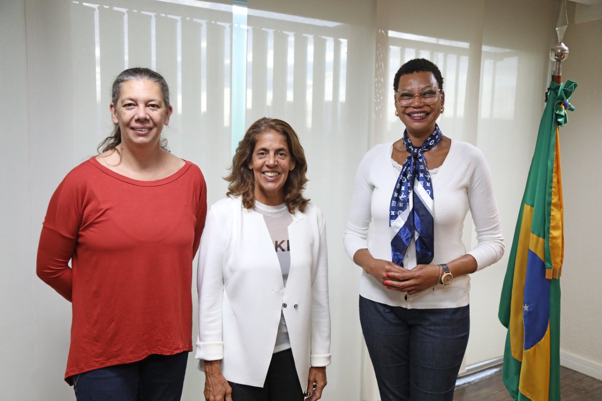 EsporteGovBR's tweet photo. Ana Moser, Jaqueline Silva e Marta Sobral: quem acompanhou esse trio nas Olimpíadas de Atlanta 1996? 

Hoje, as três se reencontraram no Ministério do Esporte para falar sobre projetos e parcerias para levar a prática esportiva à população brasileira. @anabmoser @martasobral https://t.co/hL5isQZsVH