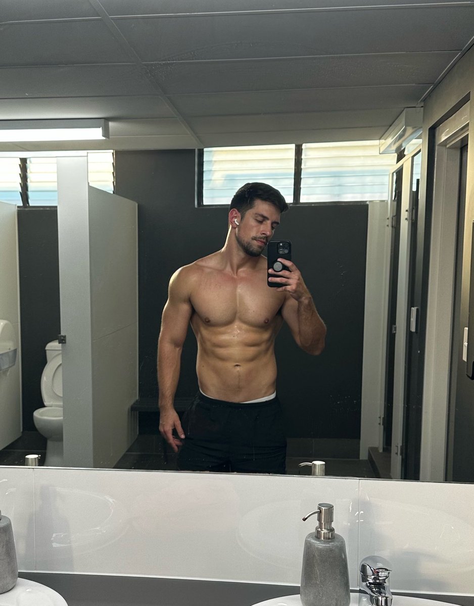 Who wants to come wipe this sweat off? 💦 onlyfans.com/ryan_greasley