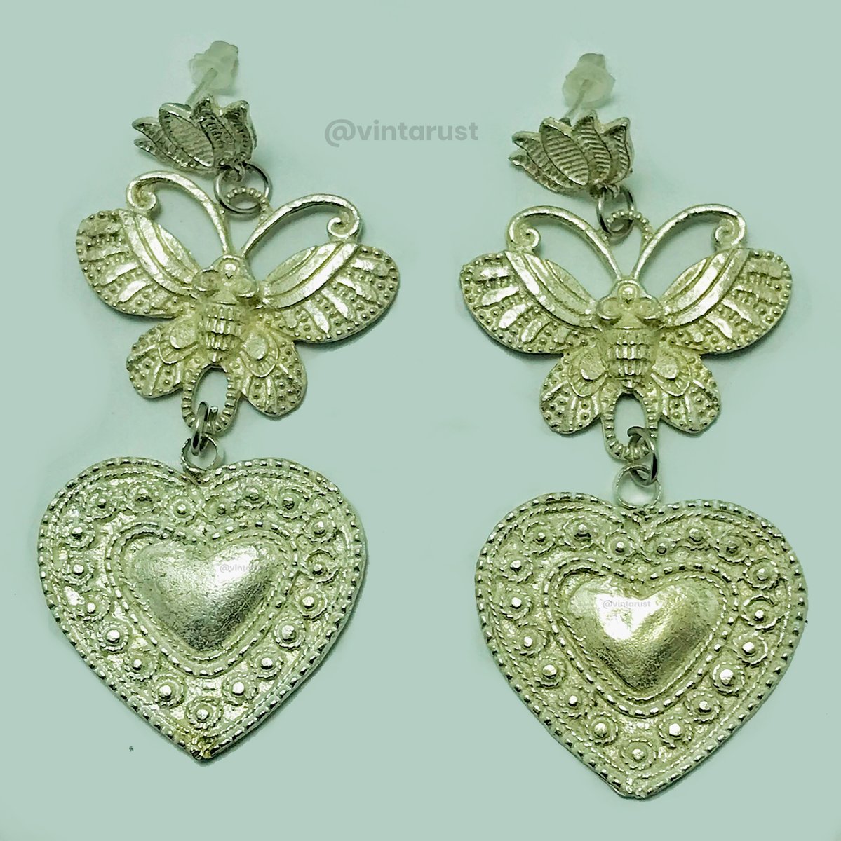 vintarust's tweet photo. Silver Tone Heart Shaped Dangle Earrings
Shop Now:
https://t.co/eJWJ20Pzxu
#silverearrings #handmadejewelry #tribalchic #heartshapedearrings #elegantcharisma #globalappeal #filigreebeauty #jewelryenthusiast #timelesselegance #vintarust #earrings #jewelryaddict #earringobsession https://t.co/7Vpg6Hueq7