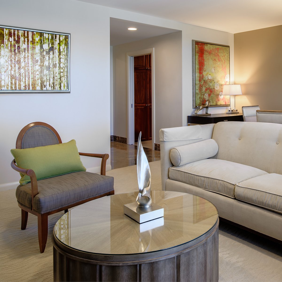 Our #ExecutiveCollection suites offer plenty of space to relax after a long day, with comfortable, elegant furniture and a welcoming atmosphere. It is perfect for #extendedstays, with separate living, sleeping, and dining areas. Learn more here: bit.ly/2RKvGfi #Rochester