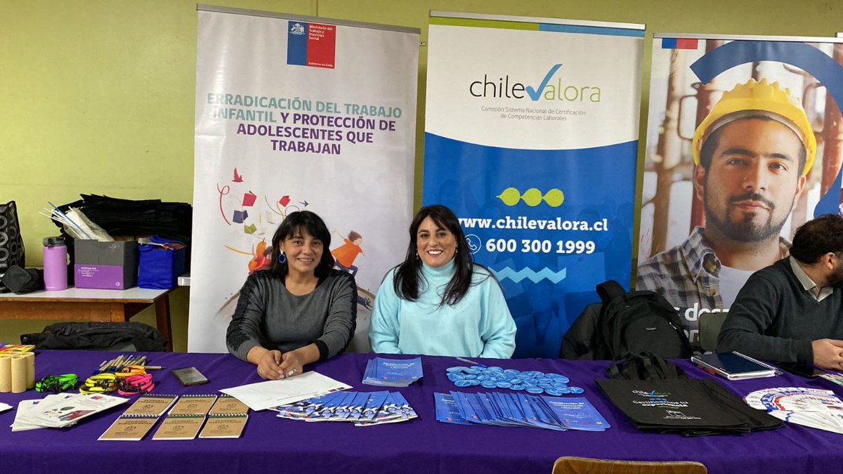 Coordinadora regional de #ChileValora en Aysén, Valeska Valenzuela, participa en #FeriaMigrante que se realiza hasta las 20:00 horas en Liceo Josefina Aguirre de #Coyhaique.