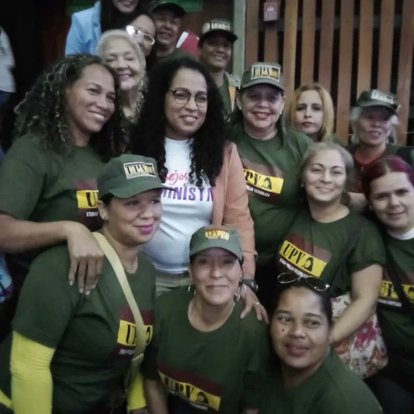 Lina_Ron_2023's tweet photo. 31May|| El "Comando Lina Ron" en compañía de Nuestra Diputada de la Patria @janitza_rondonvzla Nos encontramos en el Auditorio de la CANTV, Participando en el Foro: "FEMINISMO POPULAR" Miradas, Horizontes y Desafíos.
#ComandoLinaRon
.@NicolasMaduro @dcabellor .@jorgerpsuv https://t.co/6gWedaqk0O