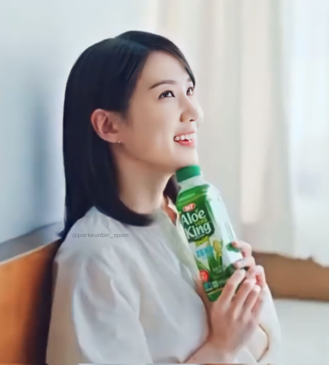 ParkeunbinSpain's tweet photo. Cap.Pantalla del último vídeo de Aloe Vera King. 💕
.
.
#ParkEunBin #parkeunbin_spain #박은빈 #AloeVeraKing https://t.co/AHhxNgHnj7