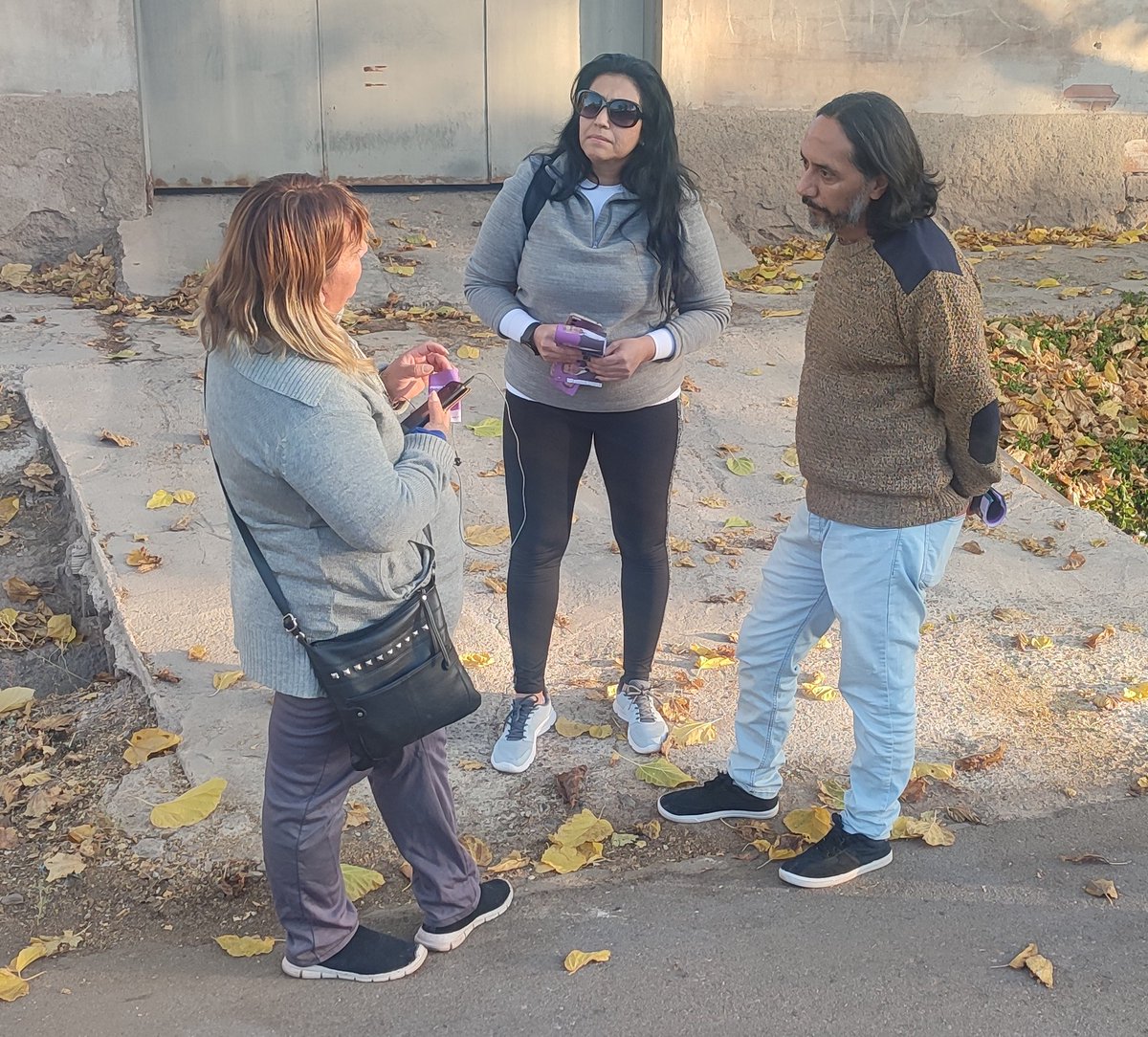 gabimartinez33's tweet photo. Charlamos con vecinos y vecinas del B° La Gloria sobre las obras realizadas y las que se vienen por la zona.
Este 11 de Junio ratifiquemos la continuidad de la gestión que nos permite seguir #CreciendoJuntos.

@diegocostarelli @TadeoGZ https://t.co/GKwxFHb3nh