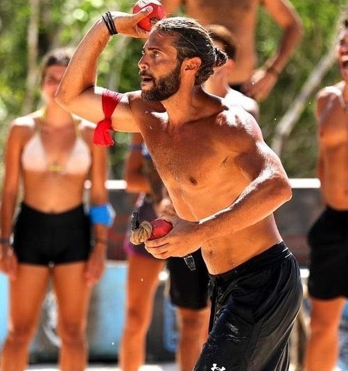 marnakap's tweet photo. Αντί να κατηγορήσουμε τους μπλε που διάλεξαν για το πέναλτι την καραρρακωμενη Μελίνα και όχι άλλον άντρα, κατηγορουμε τον Βασάλο που ένιωσε ενόχληση στο χτυπημένο πόδι του και δεν έπαιξε  -με συγκατάθεση της ομάδας του και ακολουθώντας τους κανονες. Πάρτε το αλλιώς #survivorGR https://t.co/ifxASZ0yXc