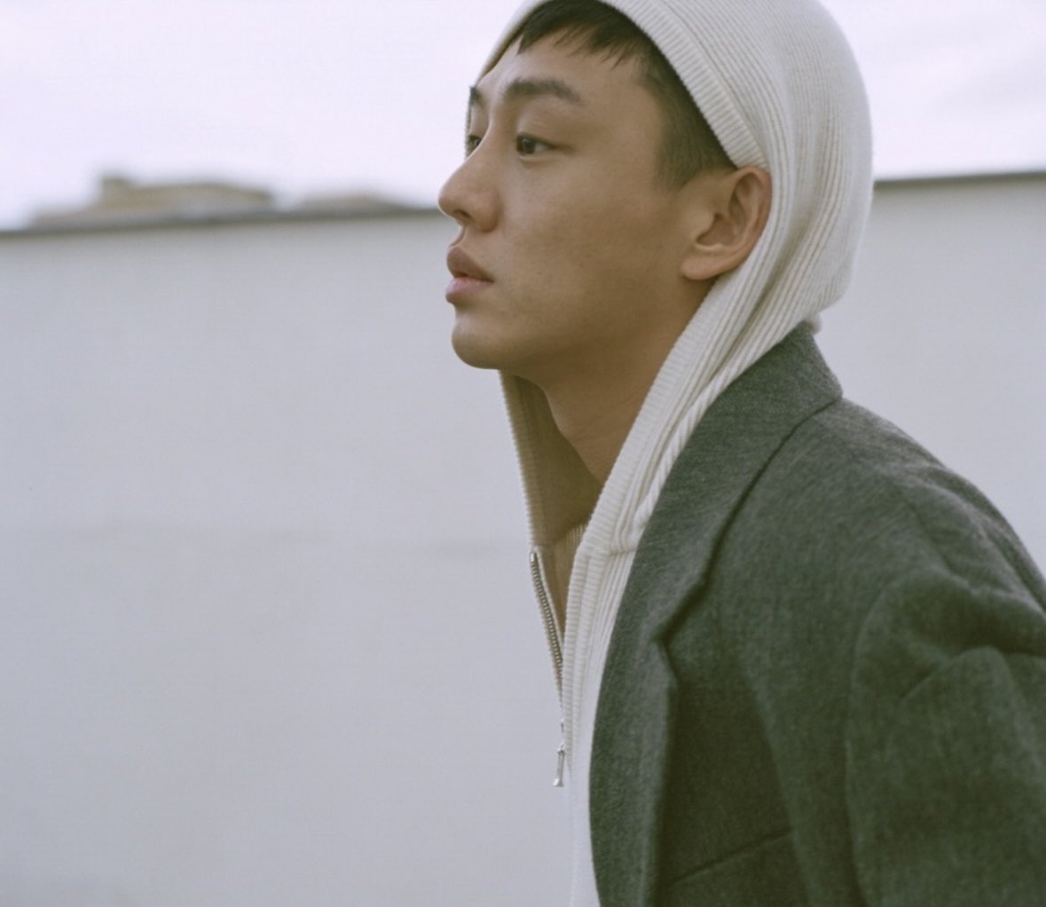 June. Once again, I hope that June will be gentle and smooth for us. May the sun shine and everything be fine🙏💚
good morning @seeksik 

#YooAhIn #유아인 #ユアイン