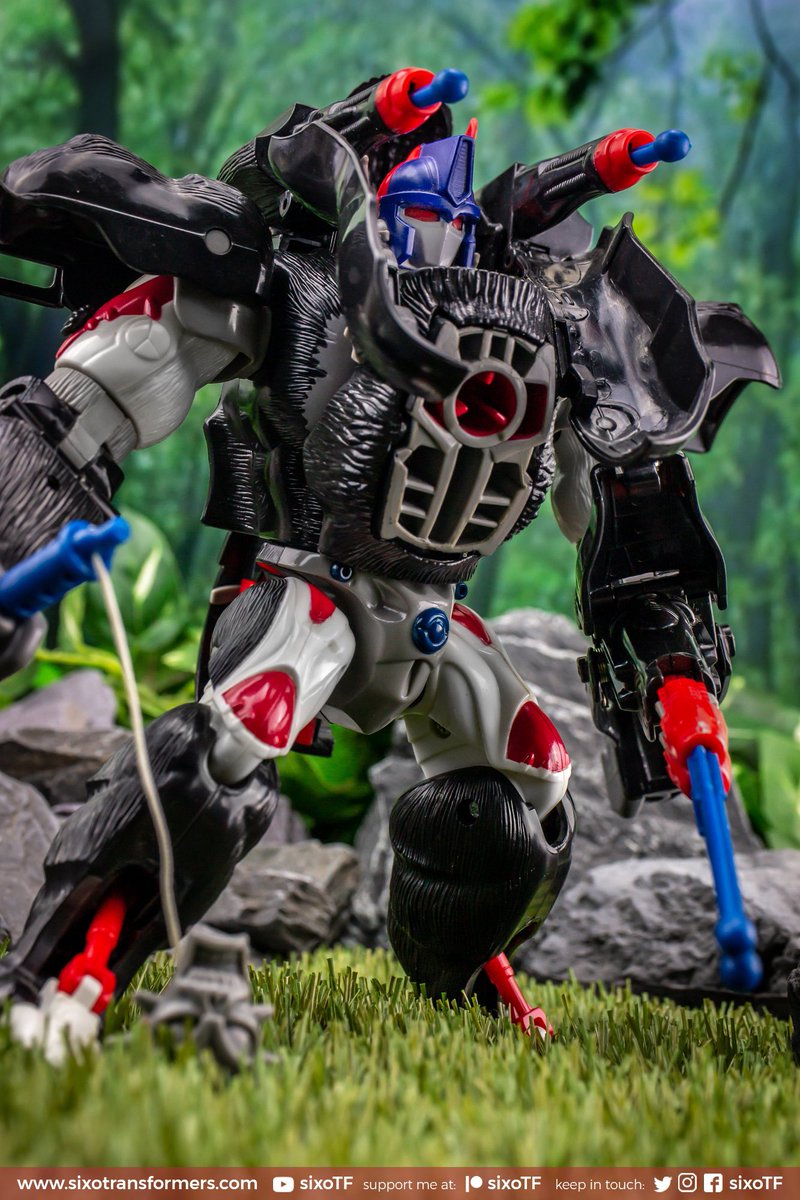 I love how this thing feels like the spiritual successor to the original gimmick-laden Optimus Primal toy from the ‘90s