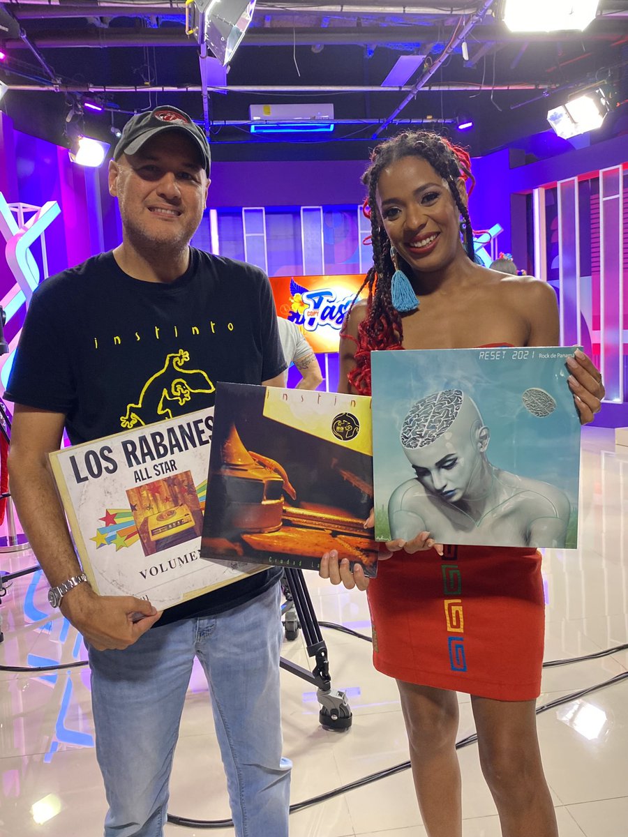 fabrorock's tweet photo. No soy muy fanático de las entrevistas en TV, pero si quien la hace es @MayraHurleyA es otra cosa🤘😄

Estuvimos por @oye_tv junto a @anniechajin conversando un poco de Boquete Fest realizados en y las producciones discográficas en vinilo que estamos trabajando. https://t.co/JslWVZa0Bw