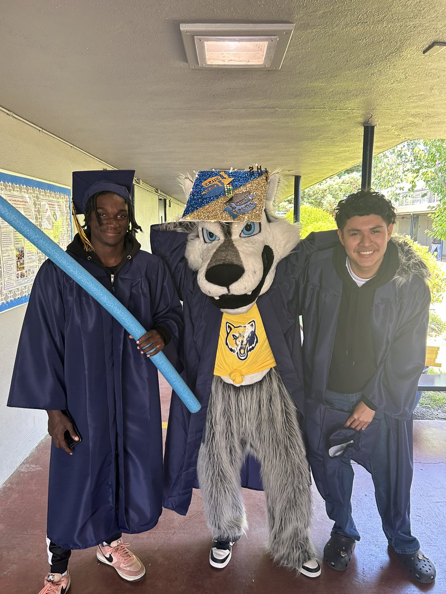 hi_ms_taylor's tweet photo. My favorite day of the year. Congrats Grads!! 🎓🫶🏼 @YgnacioValley https://t.co/OGyTbxK9I1