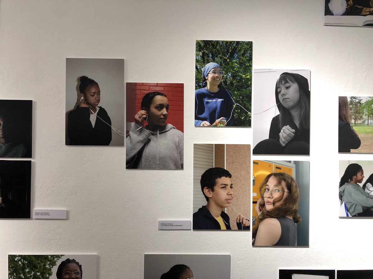 XavierGaschy's tweet photo. Fier de mes élèves de 3e photo du @college_moliere @acstrasbourg qui exposent à La Chambre le fruit de leur réflexion sur le portrait en série. Un grand merci à Nicolas Bender pour ce projet mené ensemble, rendu possible grâce à la CEA et à la @DaacStrasbourg. Vernissage ✅ https://t.co/6zANQpAg0u