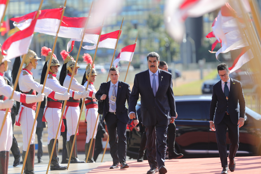 RESUMEN | Venezuela victoriosa en el contexto geopolítico del Sur goo.su/J8Mqd
#ElSurRenace