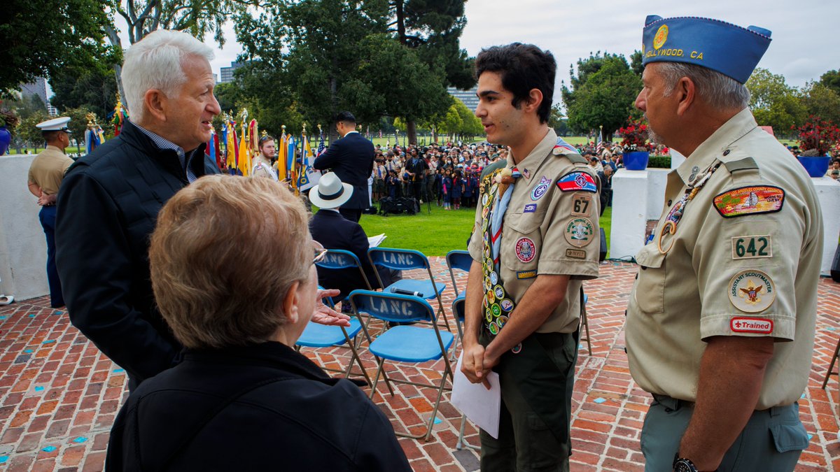 UCLAforVeterans's tweet photo. @UCLAchancellor Gene Block and his wife, Carol, were invited to the Flag Placement #ceremony at the Los Angeles National Cemetery in honor of #MemorialDay. Thank you to the numerous National Scout Organizations for having us there! #allgavesome #somegaveall #Respect #veterans https://t.co/JFabezEUgM