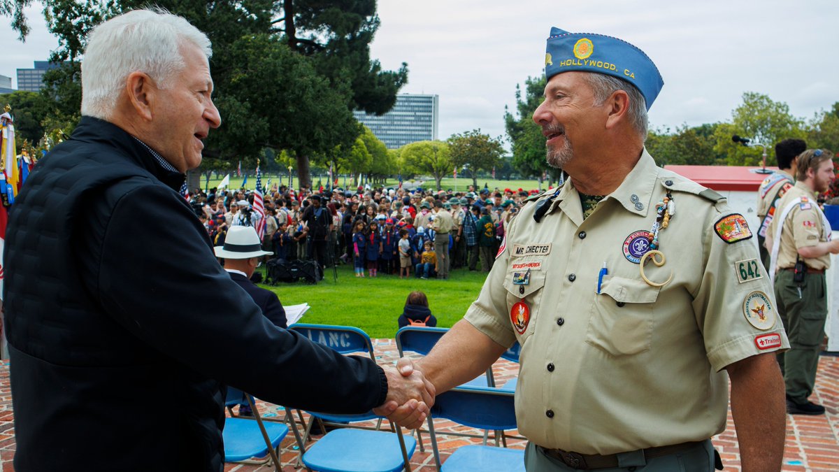 UCLAforVeterans's tweet photo. @UCLAchancellor Gene Block and his wife, Carol, were invited to the Flag Placement #ceremony at the Los Angeles National Cemetery in honor of #MemorialDay. Thank you to the numerous National Scout Organizations for having us there! #allgavesome #somegaveall #Respect #veterans https://t.co/JFabezEUgM