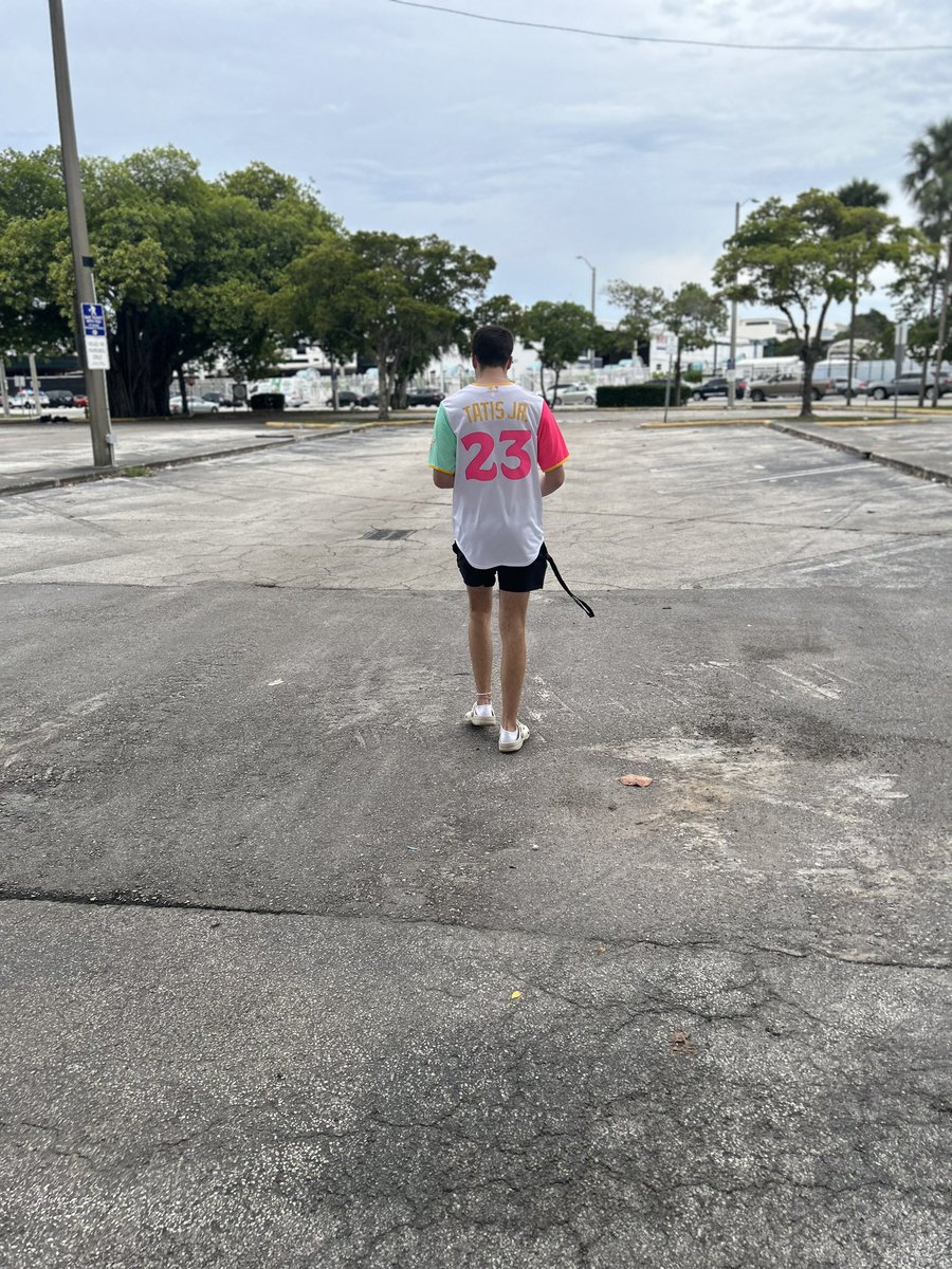macdaddyemac's tweet photo. Buddy walking around in this ugly piece of shit @chriswhite471 https://t.co/iSrC4YBBJH