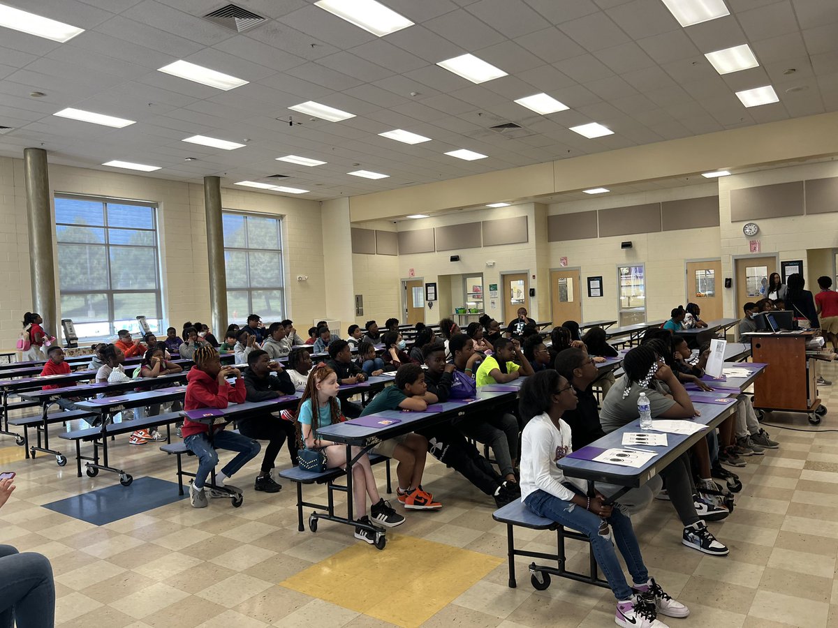 DeanBenesch's tweet photo. Ss from Dogwood ES experienced and learned about the #WindsorMillDifference. Special thanks to our student leaders who shared advice and eased some anxiety about the transition from elem to middle! @windsormillms @LeadTheMill  @MsEvan_Campbell @JocelynAHodge @regina_ridley https://t.co/4dlhnL4Tll