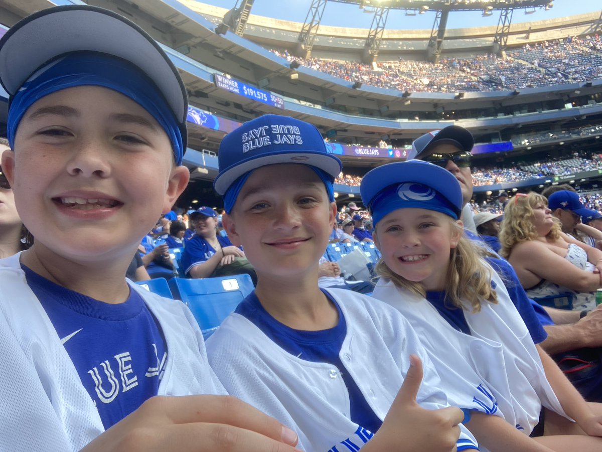s_seara's tweet photo. LOVIN THE BICHETTE HEADBAND!! @BlueJays #NextLevel https://t.co/Ncha81EqhZ