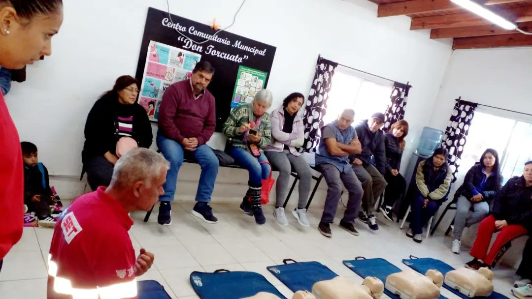 tigre_social's tweet photo. Realizamos junto a @Salud_Tigre capacitaciones de RCP en el marco del programa #TigreCuidatuCorazón.
En esta oportunidad estuvimos en:
📌Iglesia Jesucristo tiene la última palabra, Las Tunas, Gral. Pacheco.
📌Centro Comunitario Municipal, Don Torcuato.
🐯❤️
@MunicipioTigre
@Julio https://t.co/SbAV1O7dj3