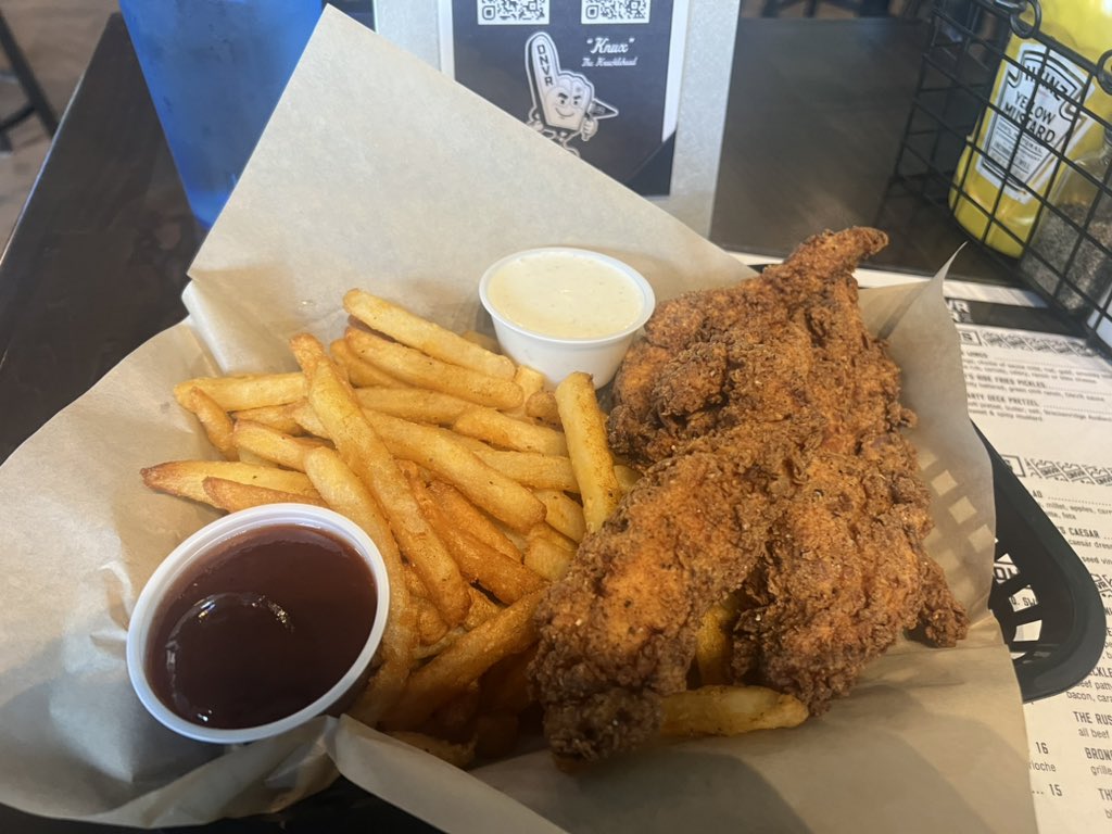 DamirKulas's tweet photo. At the famous @DNVR_Sports bar where the food and service is first class. Can only imagine what this place is like on game day. #DNVRNuggets https://t.co/xWdOsvkmtn