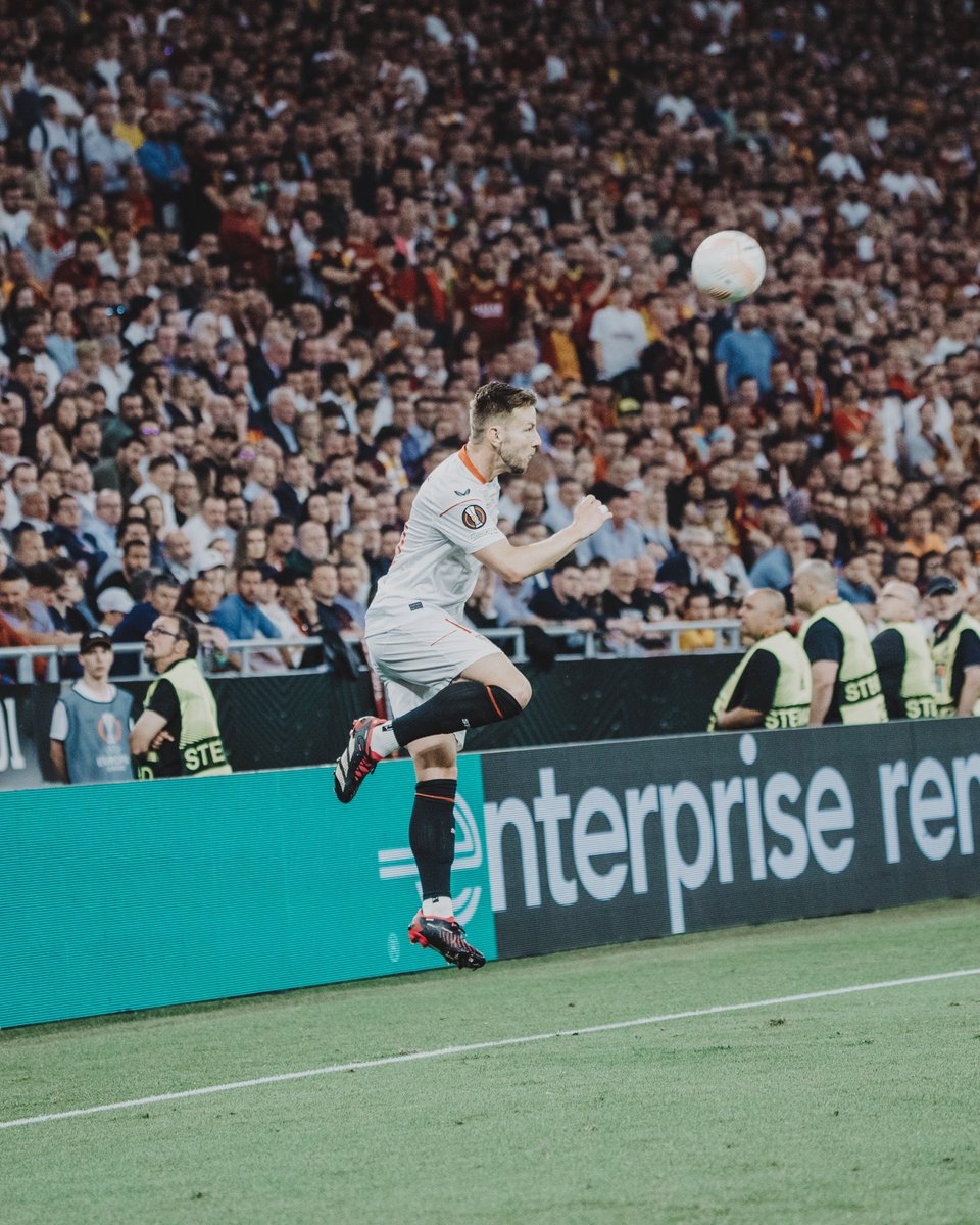 ivanrakitic's tweet photo. MI SEVILLA, NUESTRA COPA VUELVE A CASA !!!
🏆🏆🏆🏆🏆🏆🏆❤️🤍🔥 @SevillaFC 

#europaleague #rakitic #champions 
#sevillafc #wearesevilla #UELfinal https://t.co/hgN1rywHy8